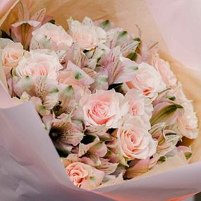 Букет из 15 розовых роз (Кения) 40 см и 7 альстромерий в розовых тонах