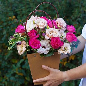 Композиция в сиреневых тонах из роз и альстромерии в сумочке