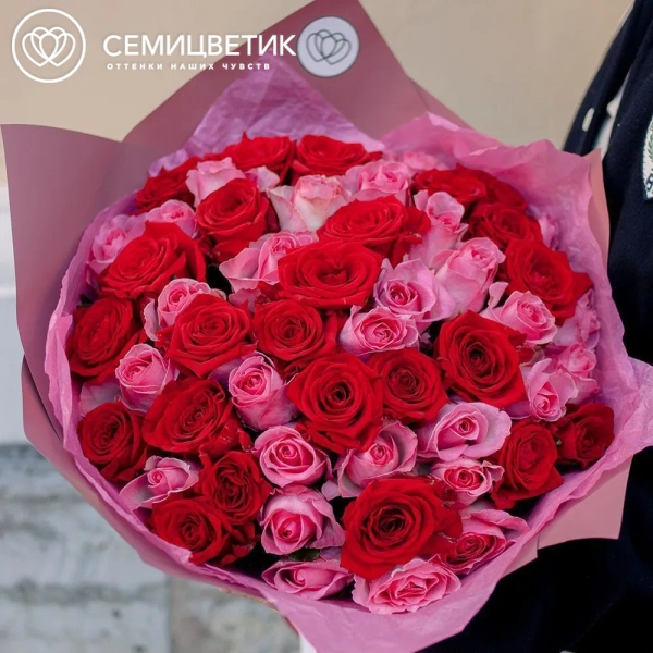 Букет из 51 красной и розовой розы 35-40 см (Россия) в розовой пленке