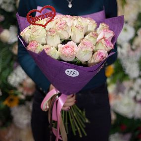 Букет из 25 розово-фисташковых роз Esperance 50 см (Эквадор)