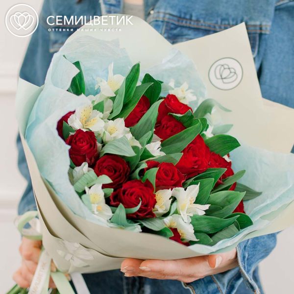 Букет из 15 красных роз 30 см (Кения) и 7 белых альстромерий