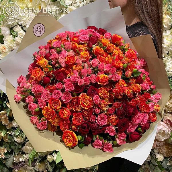 Букет из 51 кустовой розы 40 см микс в нежных тонах (Эквадор) в дизайнерской пленке