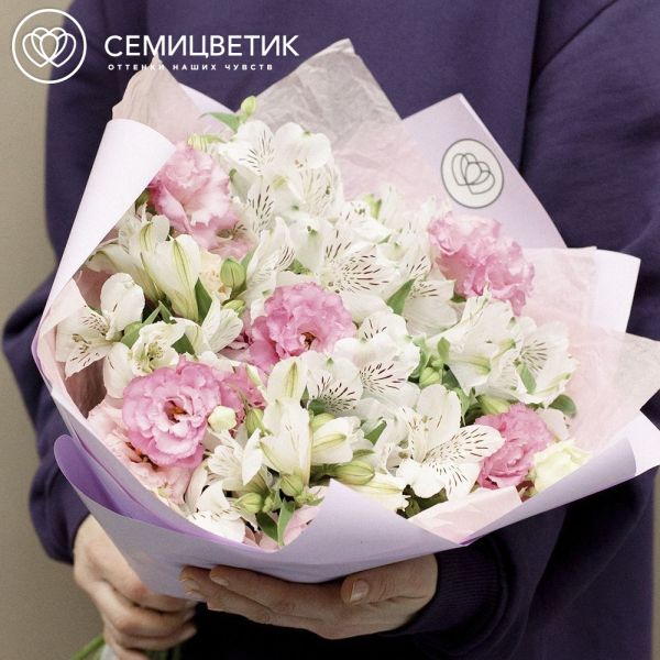 Букет из 15 белых альстромерий и 6 розовых лизиантусов в розовой пленке