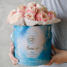 Букет в голубой шляпной коробке Amour Mini из 17 пионовидных роз Swan Grace