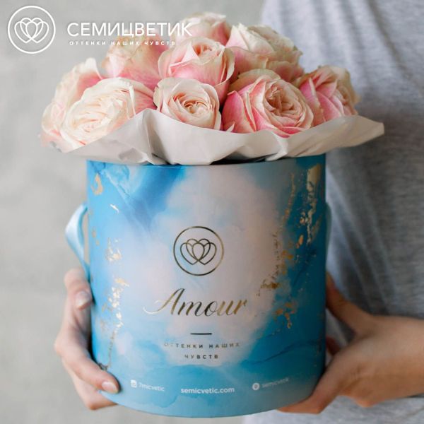 Букет в голубой шляпной коробке Amour Mini из 17 пионовидных роз Swan Grace