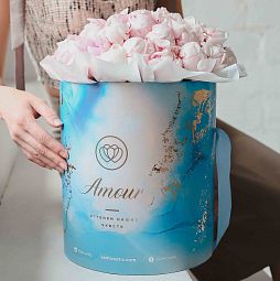 Букет в голубой шляпной коробке Amour из 51 розового пиона Standart