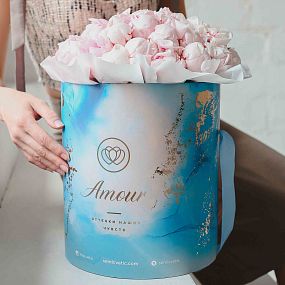 Букет в голубой шляпной коробке Amour из 51 розового пиона Standart Plus