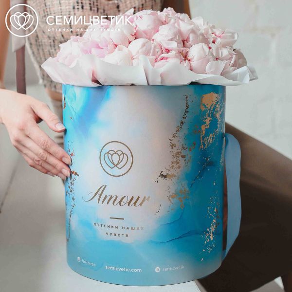 Букет в голубой шляпной коробке Amour из 51 розового пиона Standart Plus