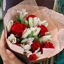 Букет из 7 красных роз 30 см (Кения) и 4 белые альстромерии
