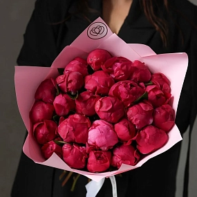 Букет из 25 ярко-розовых пионов Red Sarah Bernhardt Premium в розовой упаковке