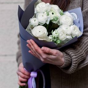 Букет из 15 белых ранункулюсов