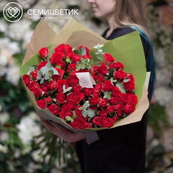 Букет из 25 красных кустовых пионовидных роз Bella Lindo Brick 40 см (Кения)