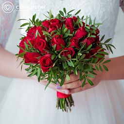 Свадебный букет из красных роз и фисташки