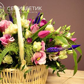Композиция из тюльпанов, лизиантуса и ирисов в корзине