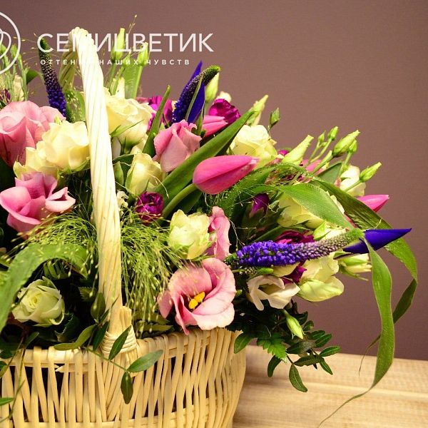 Композиция из тюльпанов, лизиантуса и ирисов в корзине