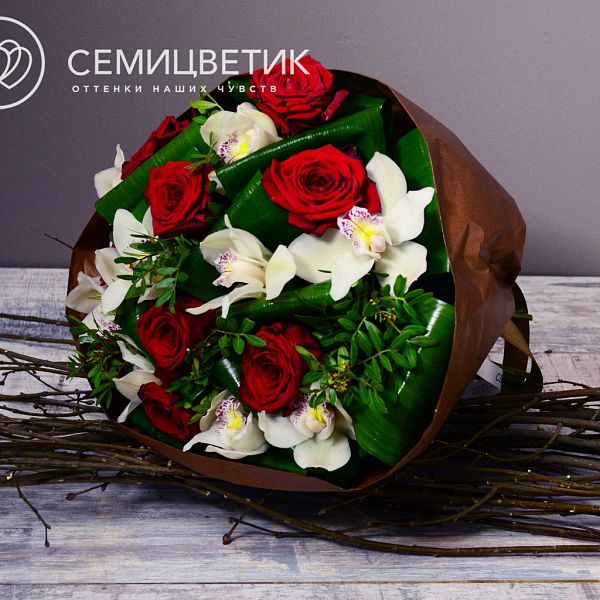 Букет из красной розы, орхидеи и аспидистры в упаковке