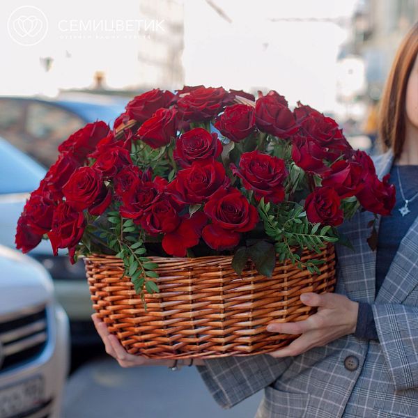 Композиция из 51 красной с темной каймой розы Магия (Россия) в корзине