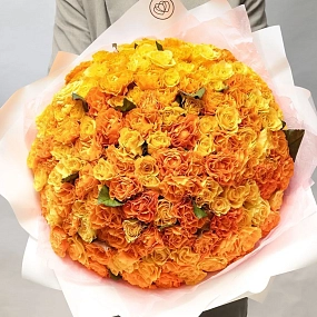 Букет из 151 оранжевой и жёлтой розы 35-40 см (Россия) в белой пленке