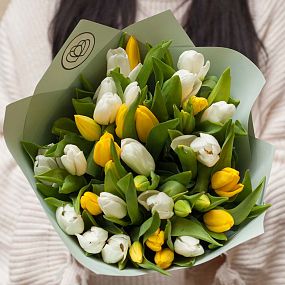 Букет из 35 желтых и белых тюльпанов 40 см в зеленой пленке