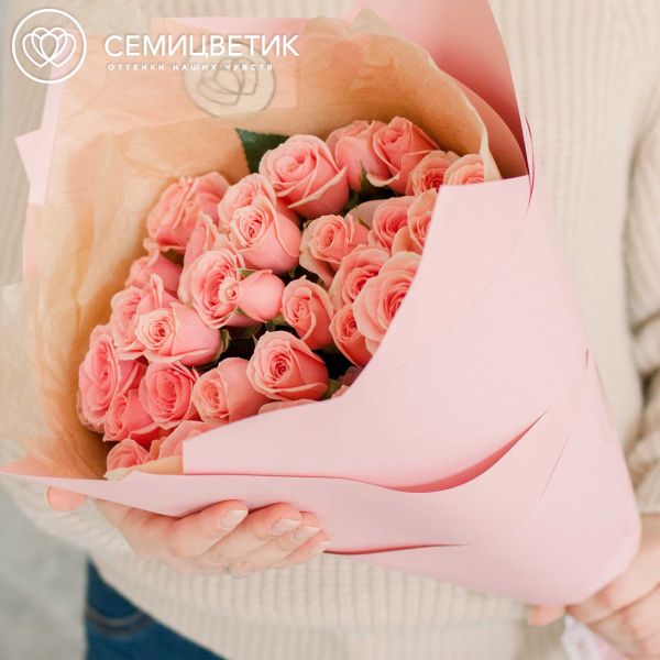 Букет из 11 розовых кустовых роз 40 см (Эквадор)