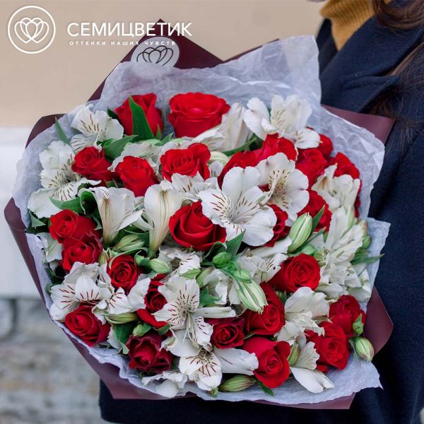 Букет из 25 красных роз 30 см (Кения) и 10 белых альстромерий