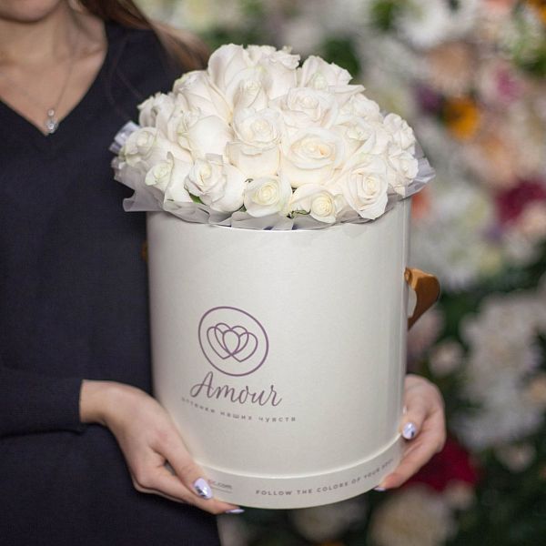 33 белые розы Vendela (Эквадор) в белой коробке Amour ZL