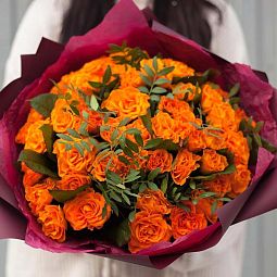 Букет из 51 оранжевой розы 35-40 см (Россия) с фисташкой в бордовой пленке