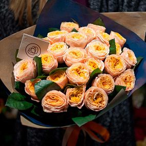 Букет из 25 персиковых пионовидных роз Peach Vuvuzela 40 см