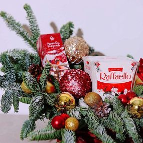 Новогодняя подарочная корзина с диффузором и конфетами