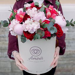 Букет в белой шляпной коробке Amour из пионов, розы и альстромерий