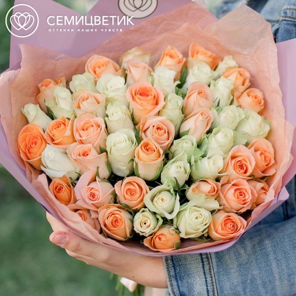 Букет из 51 белой и персиковой розы 40 см (Кения)