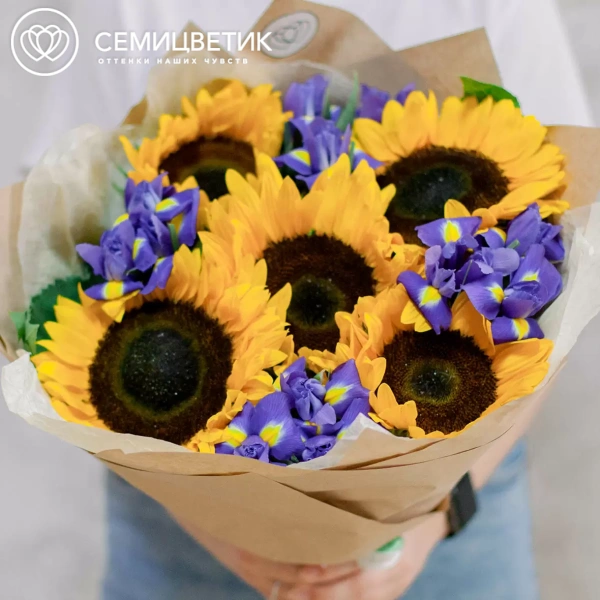 Букет из 5 подсолнухов и 10 синих ирисов в кремовой пленке