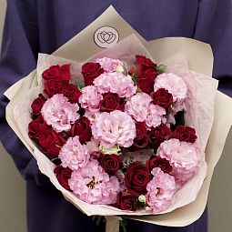 Букет из 20 красных роз 40 см (Кения) и 11 розовых лизиантусов