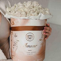 Букет в бежевой шляпной коробке Amour из 33 белых кустовых роз (Эквадор)