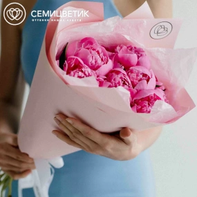 Букет из 9 ярко-розовых пионов Standart Plus в розовой пленке