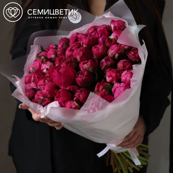 Букет из 51 ярко-розового пиона Red Sarah Bernhardt Premium