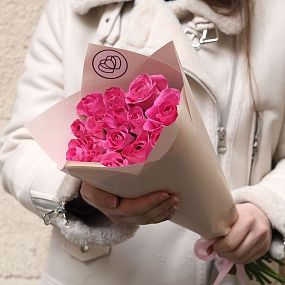 Букет из 15 розовых роз 40 см (Кения) в кремовой пленке