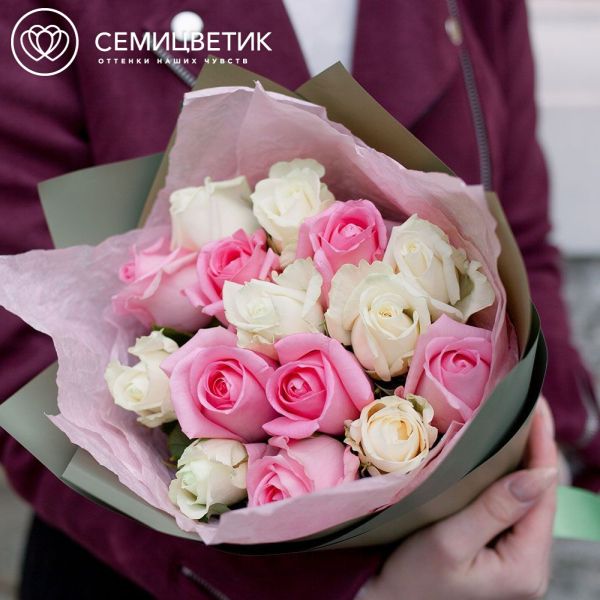 Букет из 15 белых и розовых роз 35-40 см (Россия) в зеленой пленке