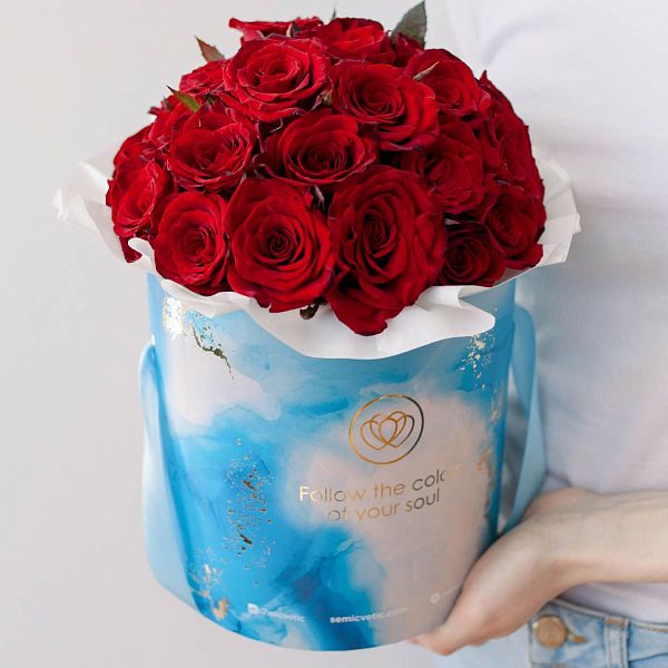 Букет в голубой шляпной коробке Amour Mini из 29 красных с темной каймой роз Магия (Россия) 