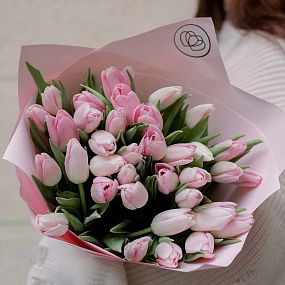Букет из 35 нежно-розовых тюльпанов в розовой пленке
