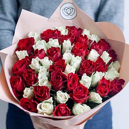 Букет из 51 красной и белой розы 40 см (Кения)