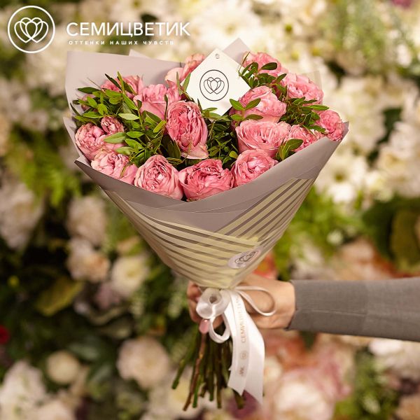 Букет из 15 розовых пионовидных роз Love Me Tender 40 см с фисташкой