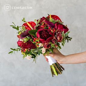 Оригинальный свадебный букет   из кустовой розы, антирринума и пионов