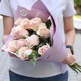Букет из 11 нежно-розовых роз Pink Mondial 50 см (Эквадор) c эвкалиптом