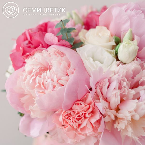 Букет в розовой шляпной коробке Amour Mini из розы, пионов и гвоздики