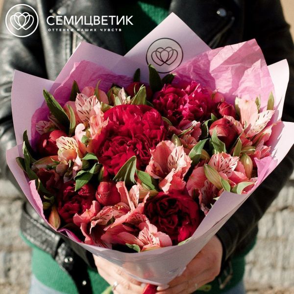 Букет из 9 бордовых пионов и 12 альстромерий в розовых тонах