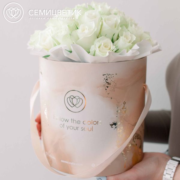 Букет в бежевой шляпной коробке Amour Mini из 31 белой розы (Кения)