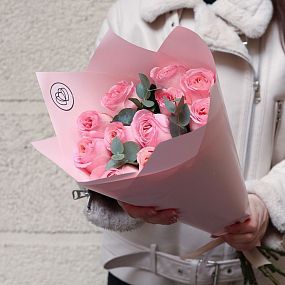 Букет из 11 розовых пионовидных роз Pink Expression 50 см с эвкалиптом в розовой упаковке
