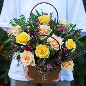 Композиция в жёлтых тонах из роз, альстромерии в сумочке