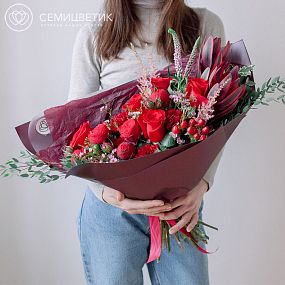 Красно-розовый букет с пионовидными розами, гвоздиками, вероникой и астильбой 